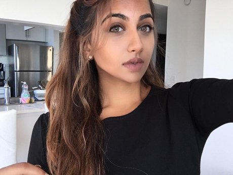 Cynthia Kumar ポルノスター 裸 写真