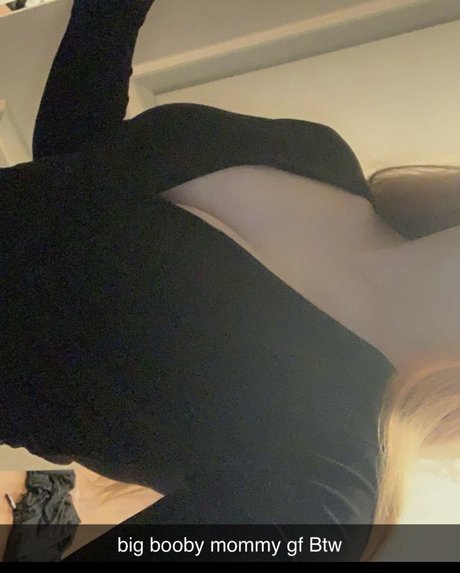 Initialelon 裸の女優 写真