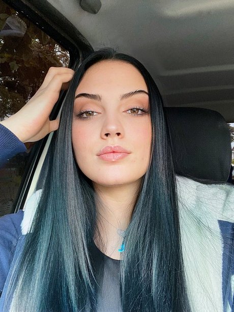Isabella Rivas ヌードモデル 画像