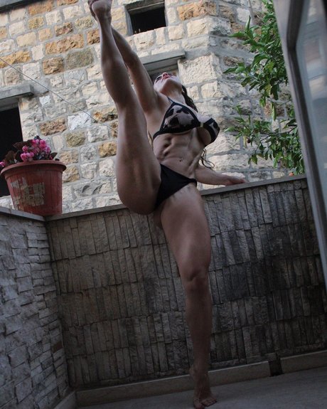 Maya Abou Rouphael ポルノモデル 画像