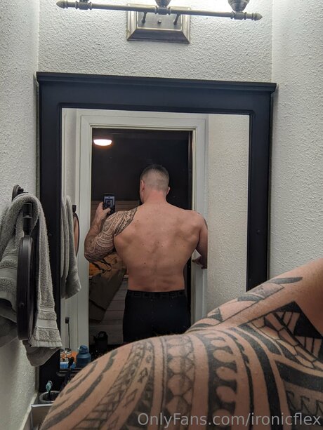 Ironicflex スター 裸 写真