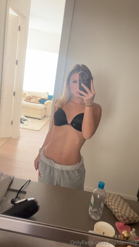 Sophieremy エロティックなポルノスター 写真