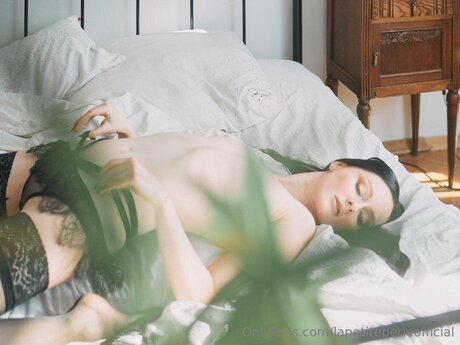 Lapetiteperleofficial セクシーなスター 写真