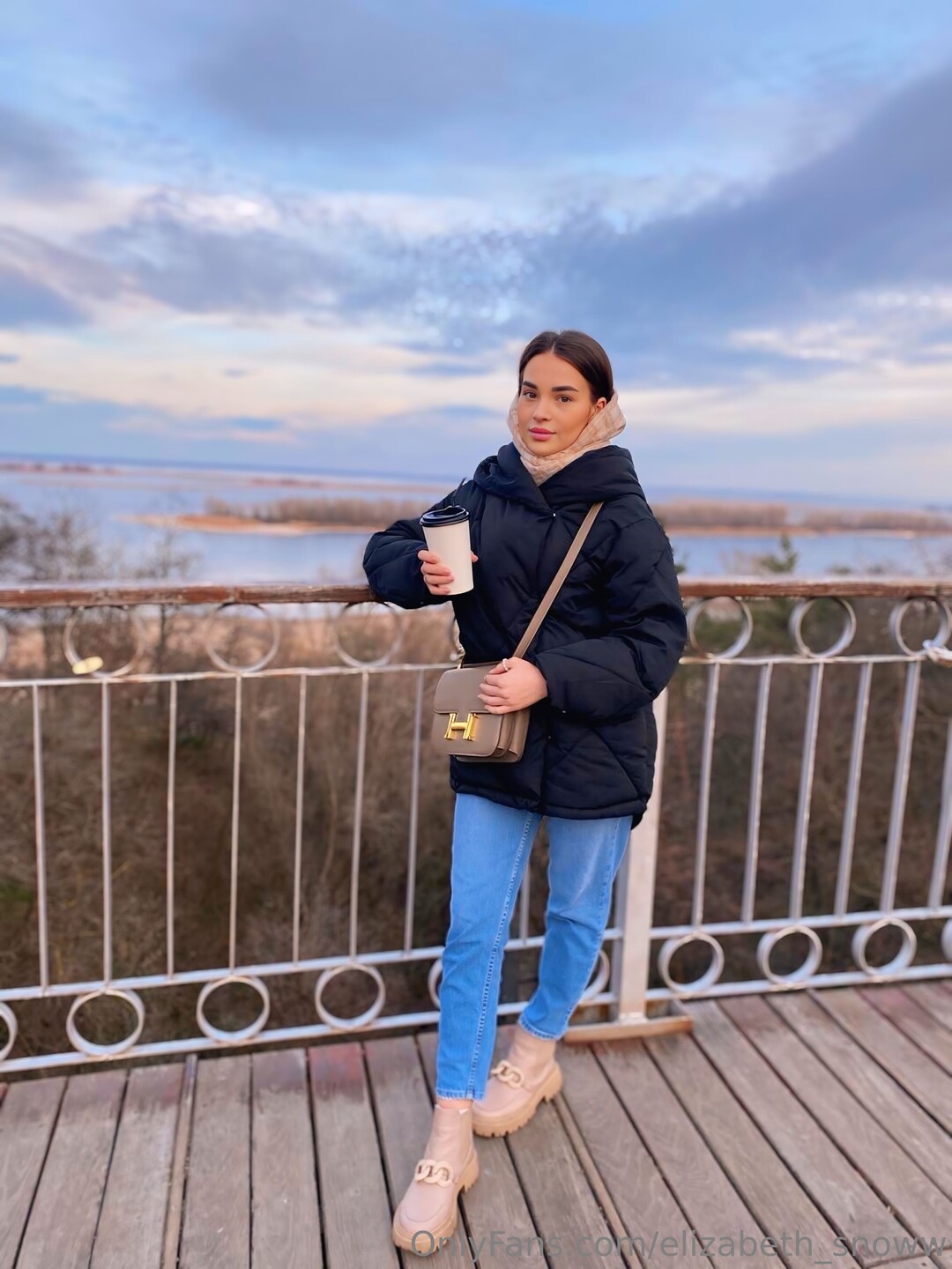 女性ボディビルダー オンリーファンズ セクシー裸 写真