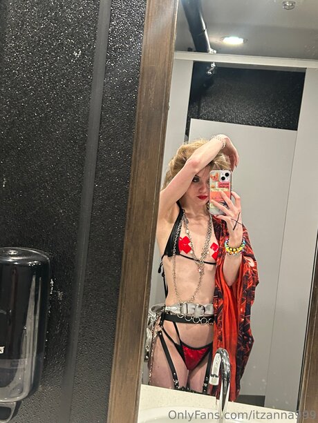 Itzanna999 ポルノスター ホット 写真
