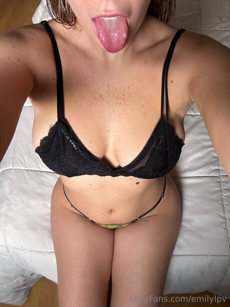 Emilylpv スター xxx 写真
