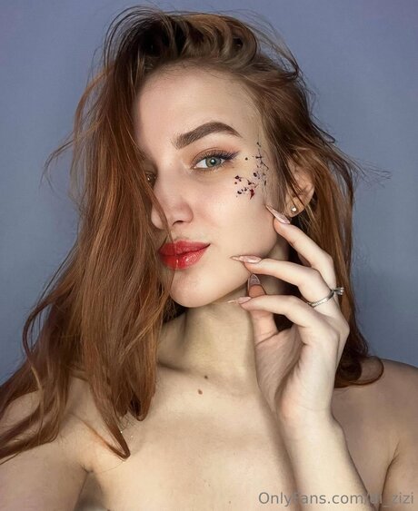 小さいチンポのシーメールOnlyFans 裸 写真