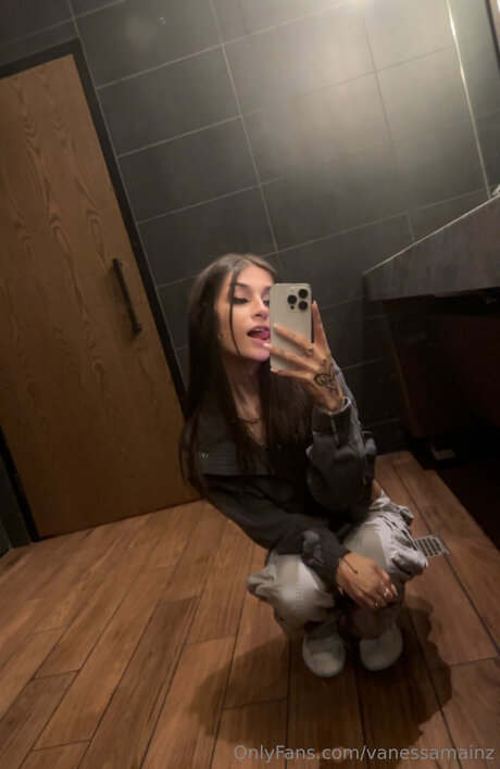 Vanessamainz アダルト女優 画像