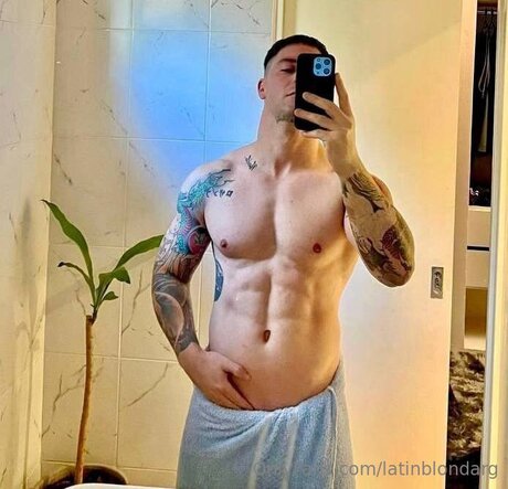 Latinblondarg スター ヌード 写真