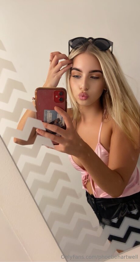 Phoebehartwell ヌードモデル 画像