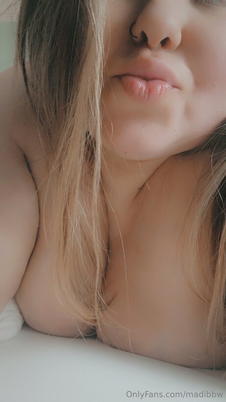 Madibbw 裸のスター 写真
