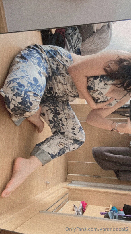Callmevaranda2 エロティックなモデル 写真