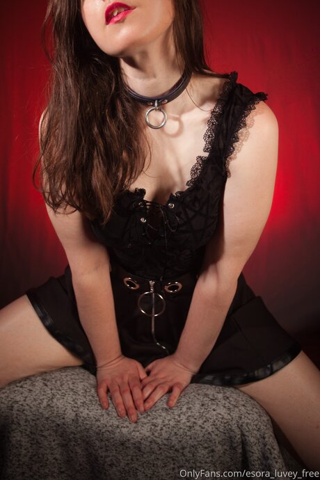 Esora Luvey Free セクシーなスター 写真
