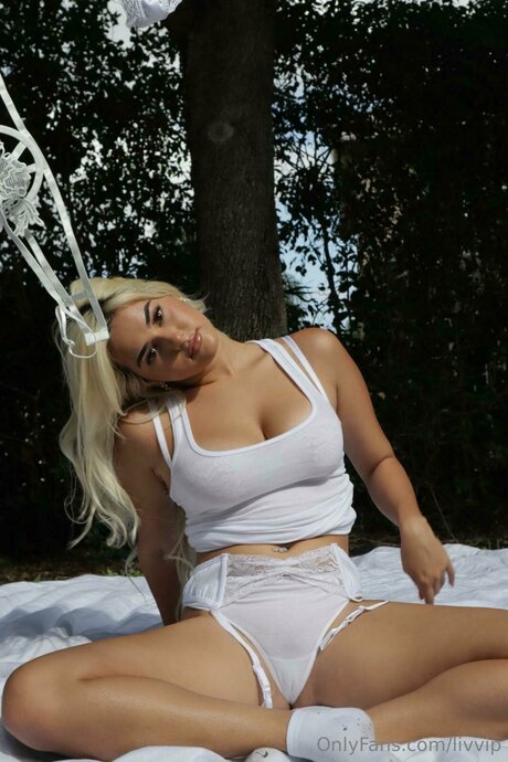 Oliviasnoww69 ホット女優 写真
