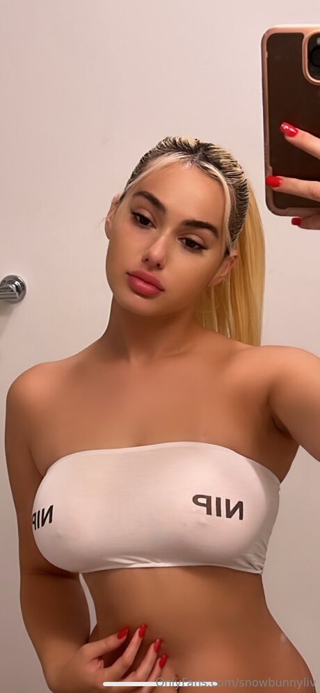 Oliviasnoww69 アダルト女優 写真