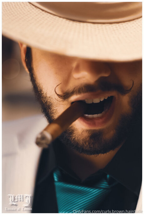 Curly Brown Hairdude 美しいポルノスター 写真