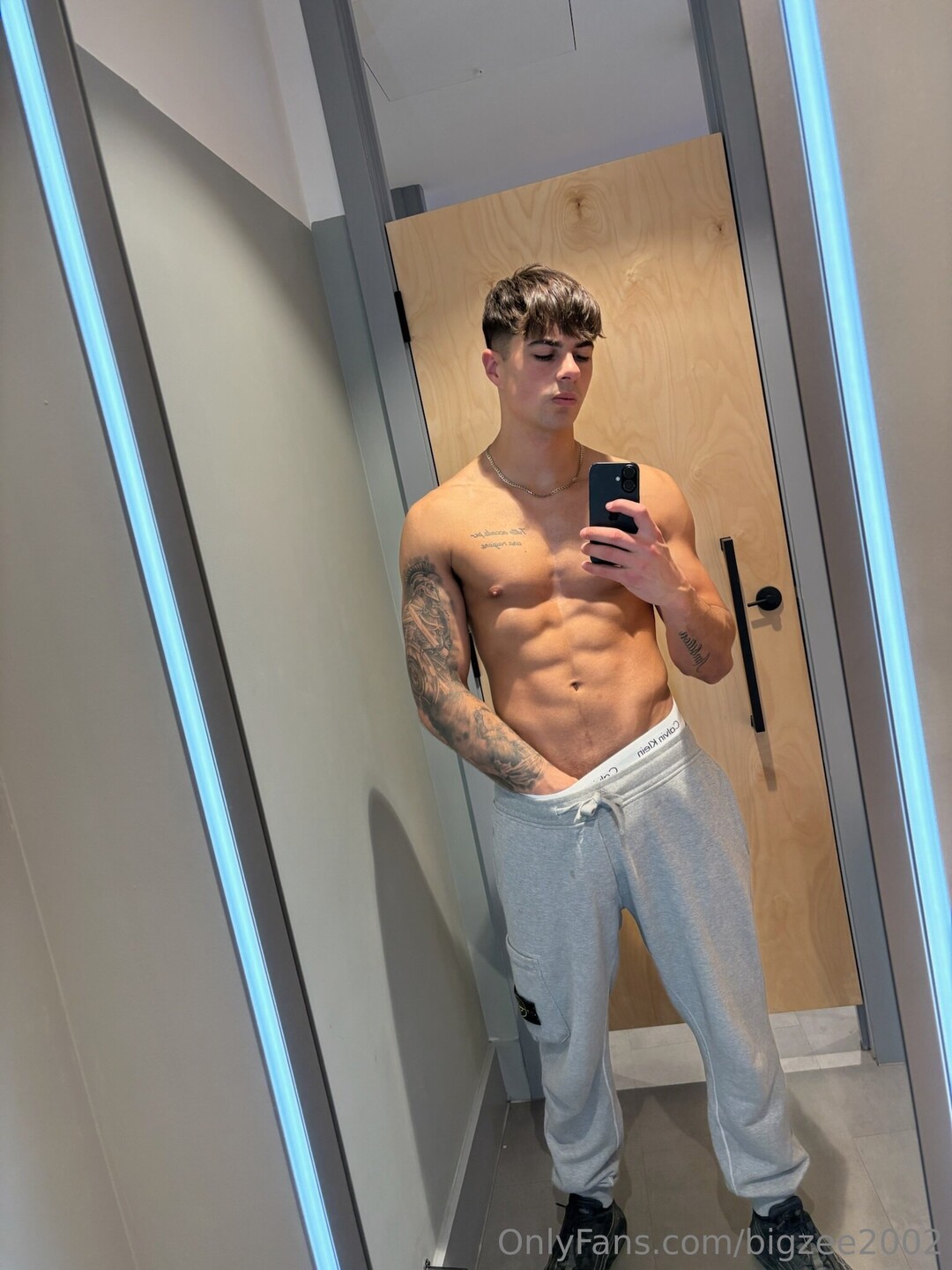 ブロンドの女の子のオンリーファンズ ポルノ 写真