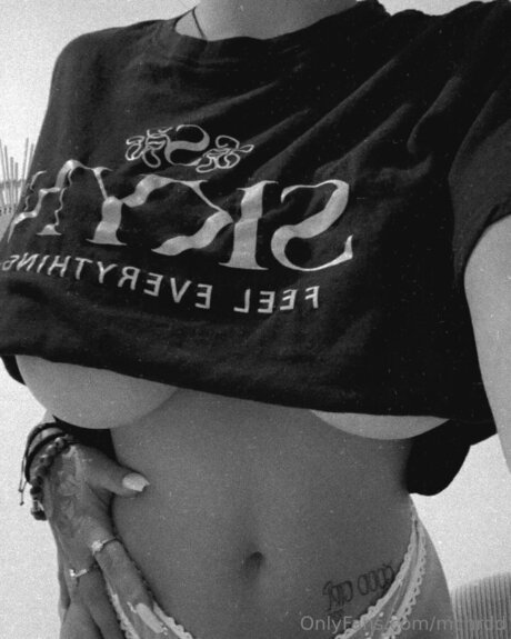 ティーンランジェリーOnlyFans アート裸 画像