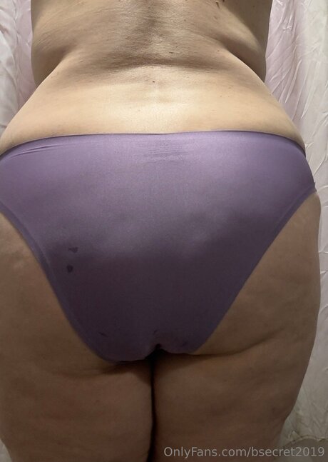 アナル熟女オンリーファンズ アダルト 写真