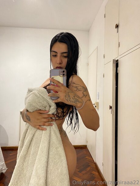 黒檀のシャワー OnlyFans HD 写真