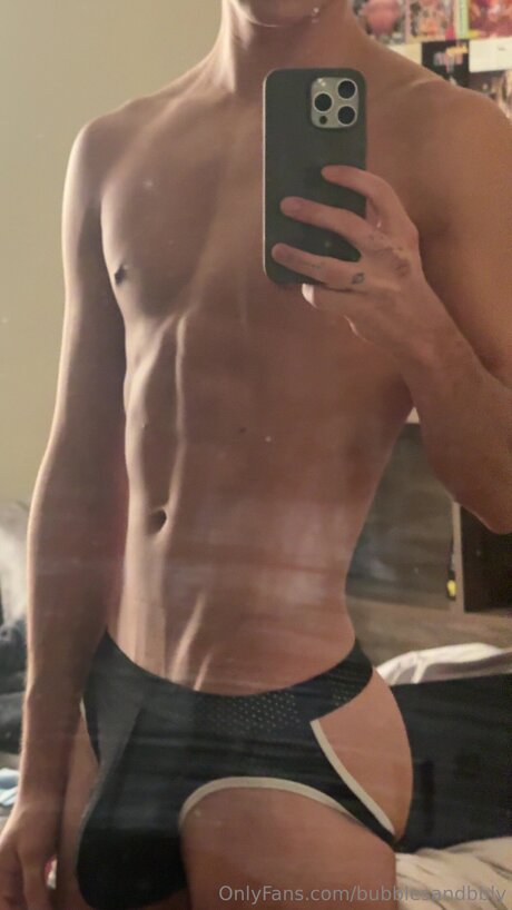 ゲイのインフルエンサーOnlyFans セクシーヌード 写真
