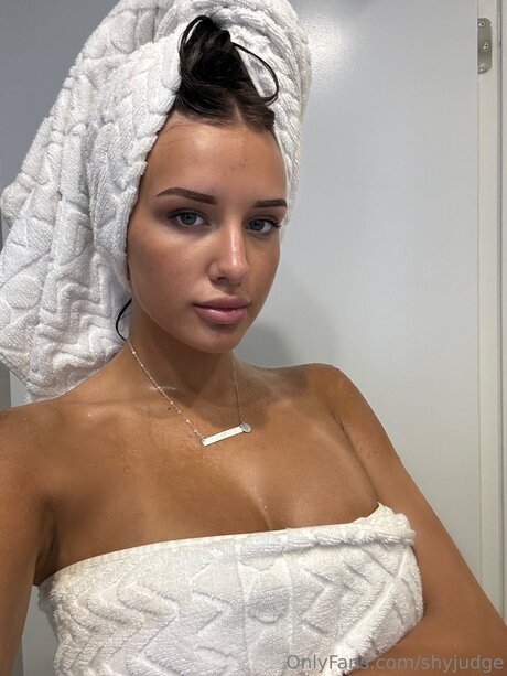Shyjudge セクシーなポルノスター 写真