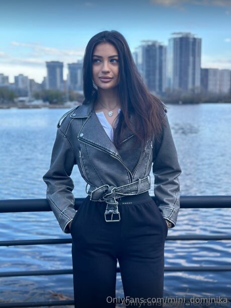 Mini Dominika エロティックなモデル 写真