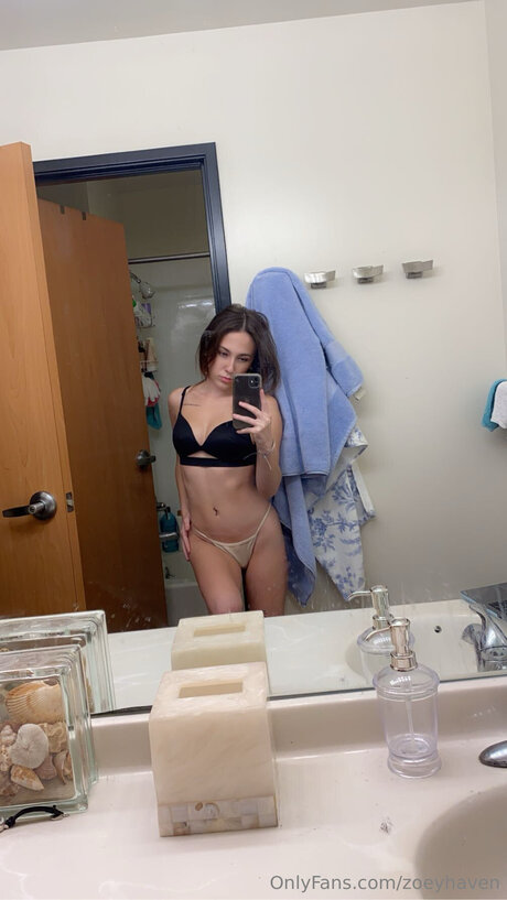 Zoeyhaven セクシーなポルノスター 写真