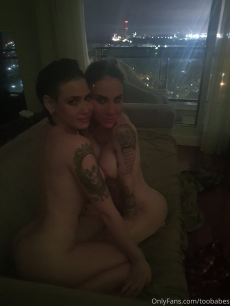 Lucy and Kari 美しいモデル 写真