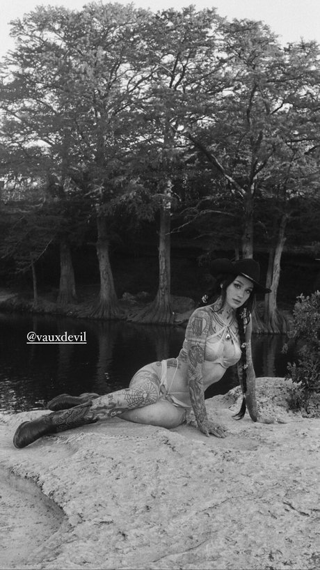 Emma Vauxdevil ポルノスター ヌード 画像