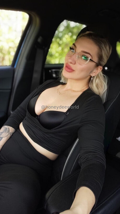 Honeydeeworld セックス女優 画像