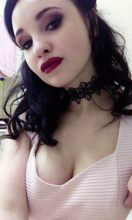 Ganja Babe 裸の女優 ギャラリー