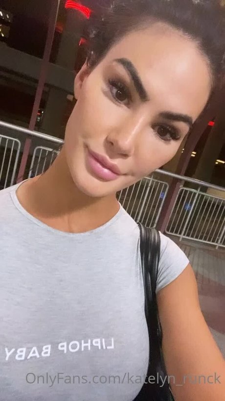 Katelyn Runck xxxモデル 写真