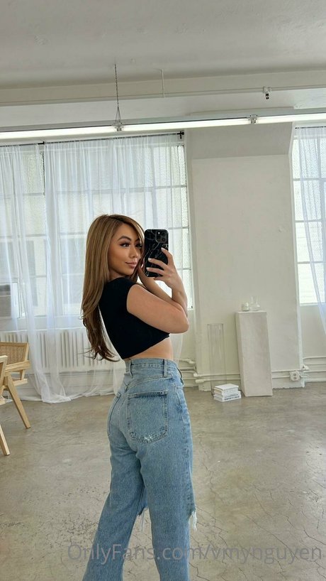 Victoria Nguyen 裸のスター 写真
