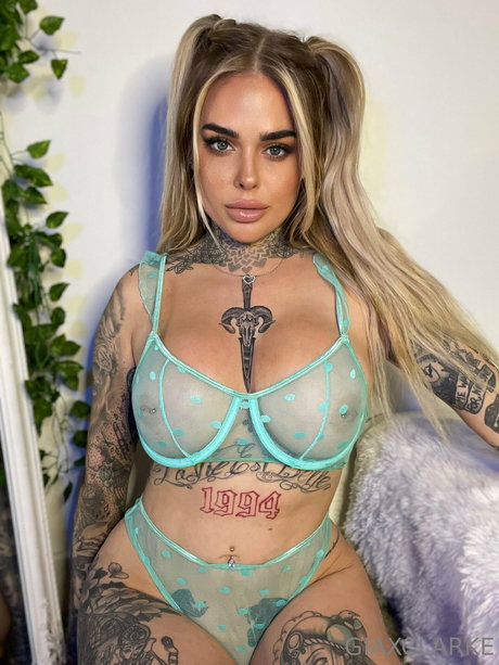 小さいペニスのシーメールOnlyFans 無料裸 写真