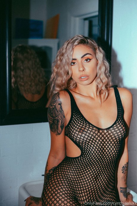 Cynthiaaluxx スター 写真