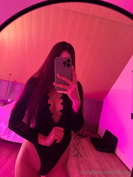 Lily Loo 裸のモデル 写真