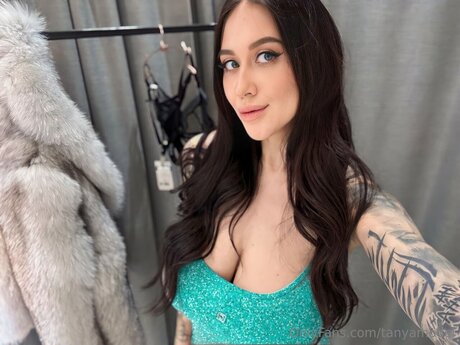 Tanyabahtinafree セクシーなスター 写真