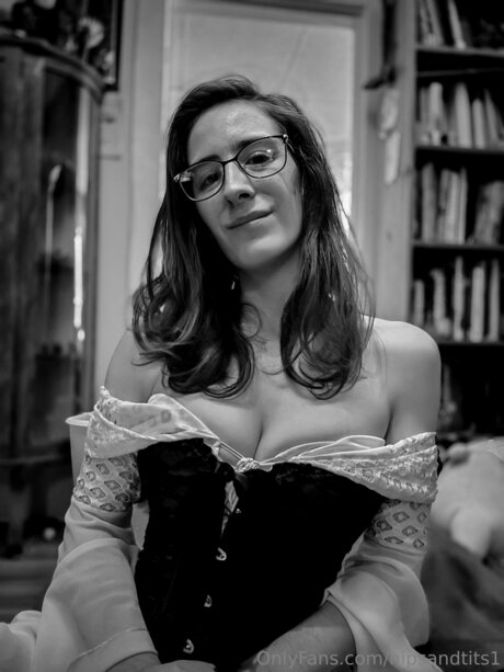 Hipsandtits1 セクシーモデル 写真