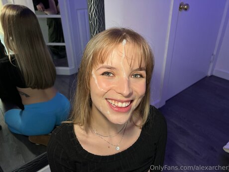小さいペニスのシーメールOnlyFans 美しい裸 画像