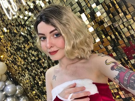 小さいチンポのシーメールOnlyFans ヌード 写真