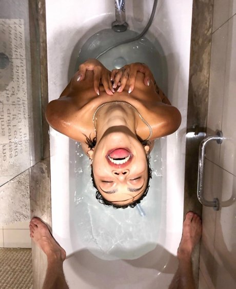Agemg Ecem ヌード女優 写真