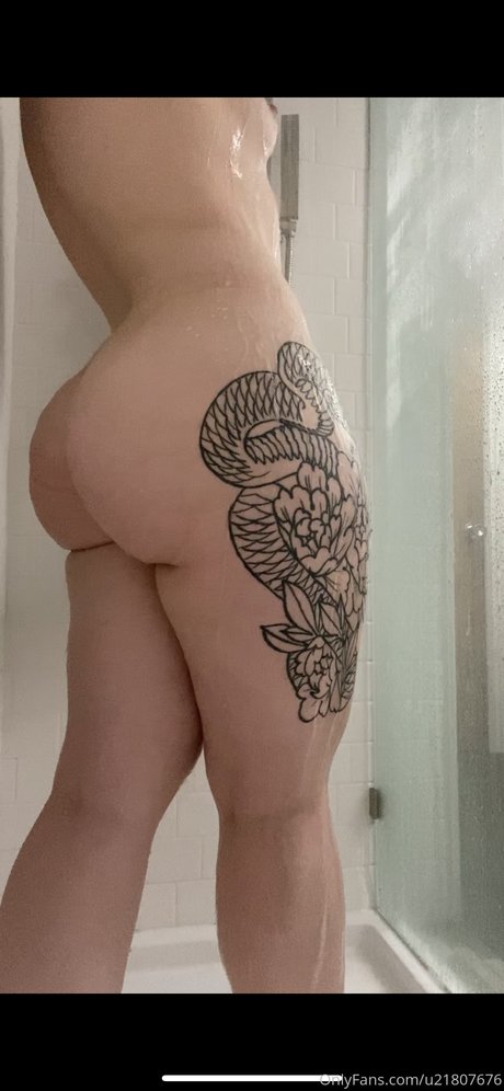 Uglyba By ホットスター 写真