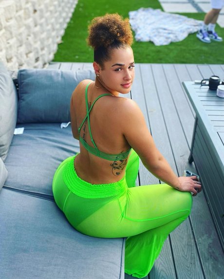 Janae Girard スター 裸 写真
