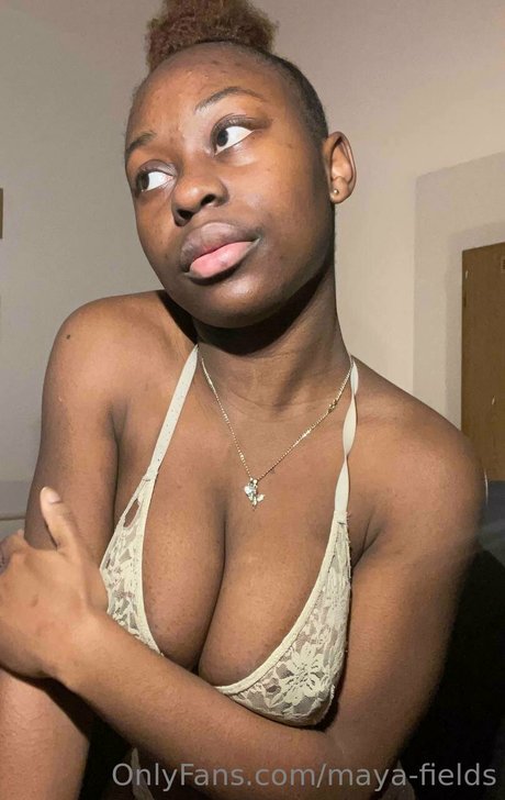 Maya Fields かわいいモデル 写真