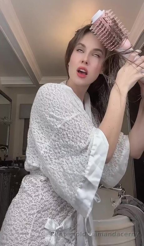 曲線美の熟女オンリーファンズ 美しいヌード 写真