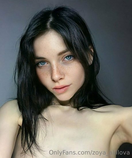 zoya akilova セクシーなスター 画像