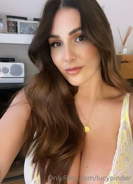Lucy Pinder 素敵なモデル 写真