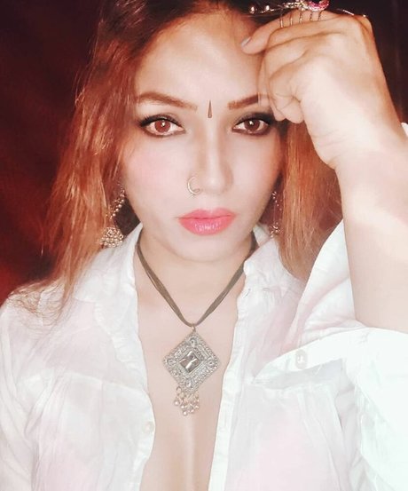 Zoya Rathore ホットなスター アーカイブ