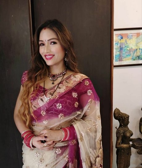 Zoya Rathore エロティックなスター 写真